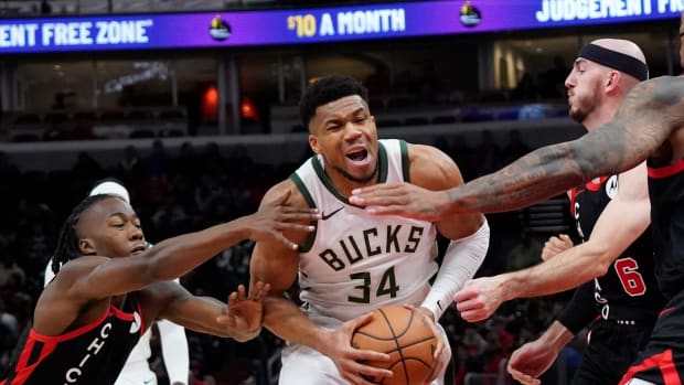 Chicago Bulls guard Alex Caruso (6) defends Milwaukee Bucks forward Giannis Antetokounmpo (34)
